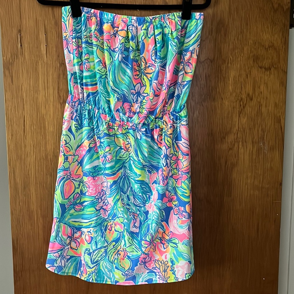Colorful Lilly strapless dress. A perfect staple for summer.